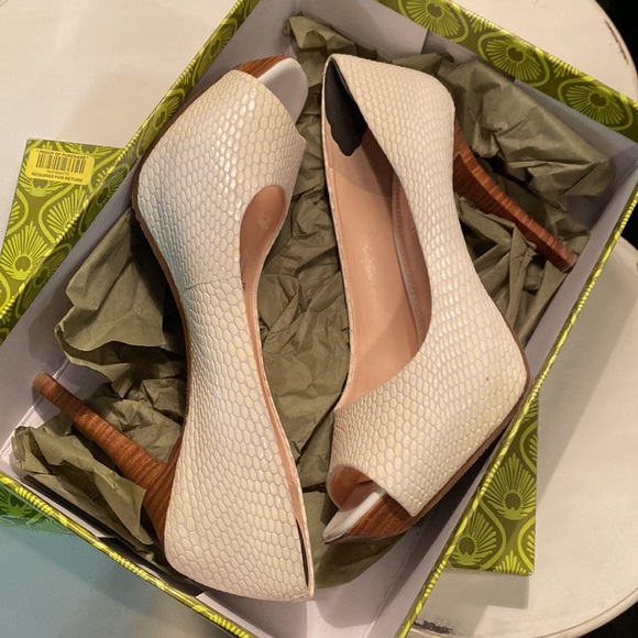 Gianni Bini white heels excellent condition in box - Picture 8 of 11